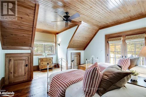 1902 Foxpoint Road, Lake Of Bays (Franklin), ON - Indoor Photo Showing Bedroom