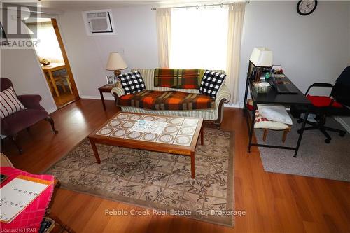 28 Sutton Drive, Ashfield-Colborne-Wawanosh (Colborne Twp), ON - Indoor Photo Showing Living Room