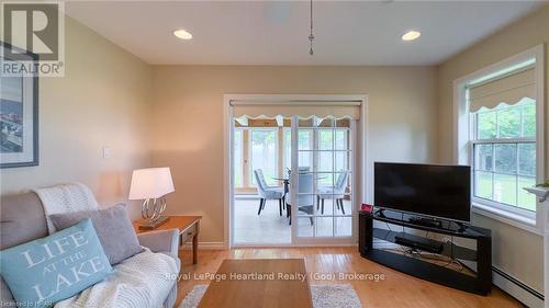 301 Bethune Crescent, Goderich (Goderich (Town)), ON - Indoor Photo Showing Living Room