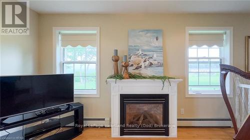 301 Bethune Crescent, Goderich (Goderich (Town)), ON - Indoor Photo Showing Living Room With Fireplace