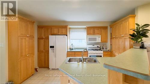 301 Bethune Crescent, Goderich (Goderich Town), ON - Indoor Photo Showing Kitchen With Double Sink