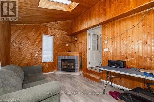 1770 9Th Avenue E, Owen Sound, ON - Indoor Photo Showing Living Room With Fireplace