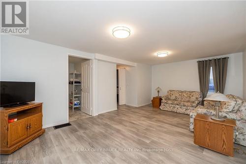 1770 9Th Avenue E, Owen Sound, ON - Indoor Photo Showing Living Room