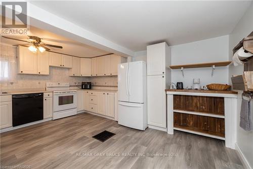 1770 9Th Avenue E, Owen Sound, ON - Indoor Photo Showing Kitchen