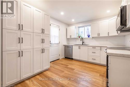 1805 3Rd Avenue W, Owen Sound, ON - Indoor Photo Showing Kitchen