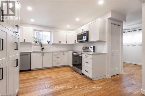 1805 3Rd Avenue W, Owen Sound, ON - Indoor Photo Showing Kitchen With Upgraded Kitchen