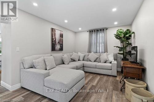 20 Shortt Street, Brockton, ON - Indoor Photo Showing Living Room