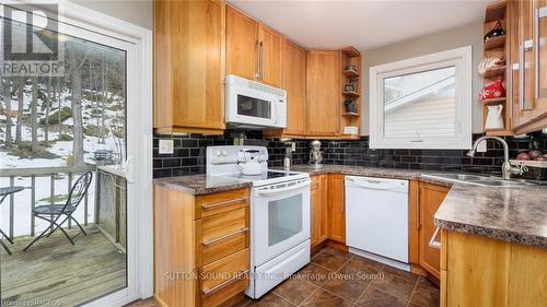 136 6Th Avenue W, Owen Sound, ON - Indoor Photo Showing Kitchen With Double Sink