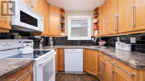 136 6Th Avenue W, Owen Sound, ON - Indoor Photo Showing Kitchen With Double Sink