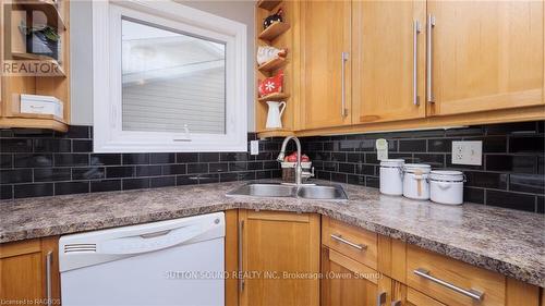 136 6Th Avenue W, Owen Sound, ON - Indoor Photo Showing Kitchen With Double Sink