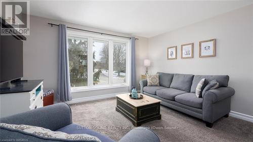 136 6Th Avenue W, Owen Sound, ON - Indoor Photo Showing Living Room