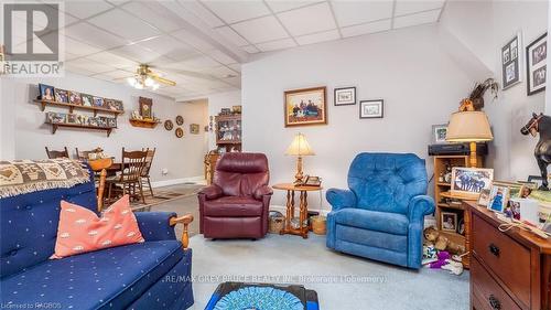 419 Scott Street, South Bruce Peninsula, ON - Indoor Photo Showing Living Room