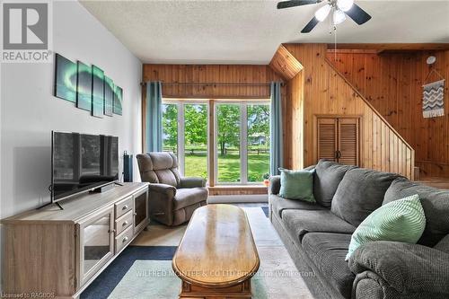 315186 Highway 6, West Grey, ON - Indoor Photo Showing Living Room