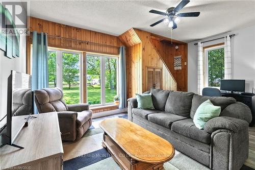 315186 Highway 6, West Grey, ON - Indoor Photo Showing Living Room