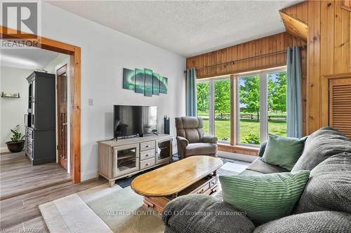 315186 Highway 6, West Grey, ON - Indoor Photo Showing Living Room