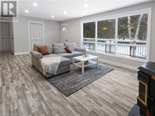 4 Lakefield Avenue, South Bruce Peninsula, ON - Indoor Photo Showing Living Room