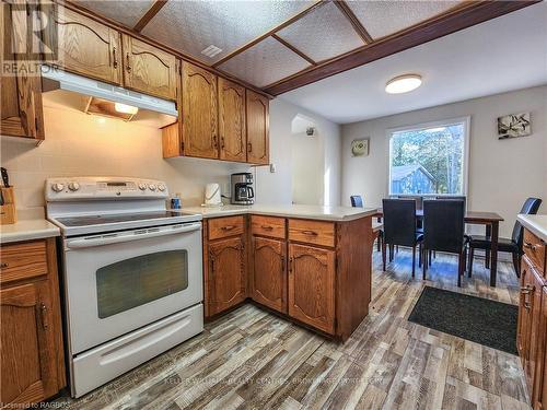 4 Lakefield Avenue, South Bruce Peninsula, ON - Indoor Photo Showing Kitchen