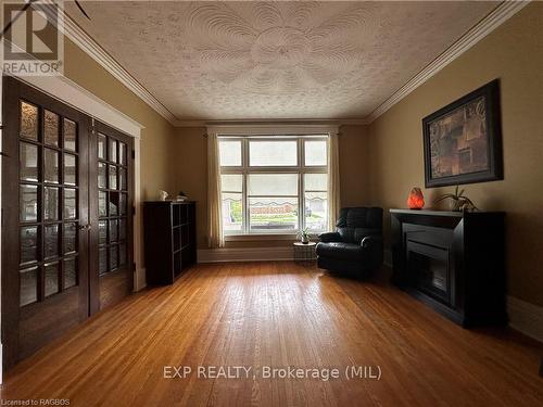 295 9Th Street, Hanover, ON - Indoor Photo Showing Living Room