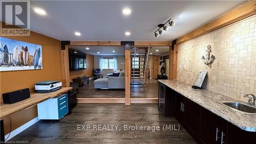 429 Lake Rosalind Road 4, Brockton, ON - Indoor Photo Showing Kitchen