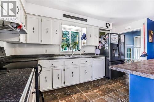 474839 Townsend Lake Road, West Grey, ON - Indoor Photo Showing Kitchen