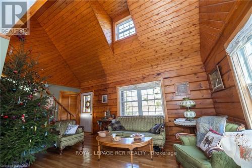 382890 Sideroad 18, West Grey, ON - Indoor Photo Showing Living Room