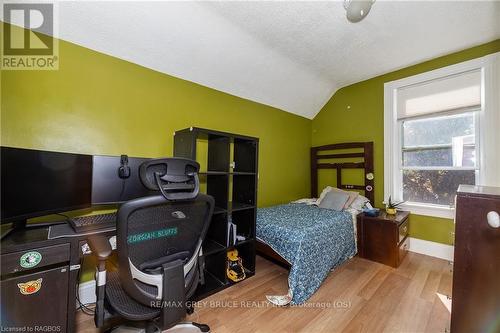 1219 2Nd Avenue E, Owen Sound, ON - Indoor Photo Showing Bedroom