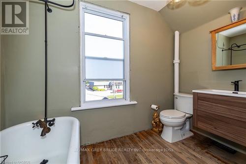 1219 2Nd Avenue E, Owen Sound, ON - Indoor Photo Showing Bathroom