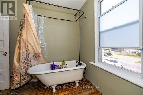 1219 2Nd Avenue E, Owen Sound, ON - Indoor Photo Showing Bathroom