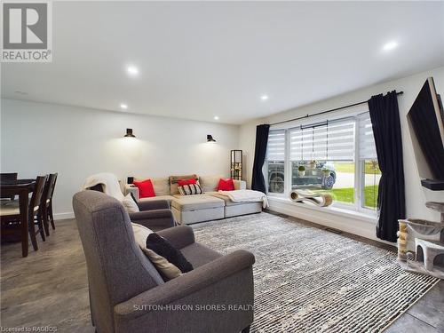 10 Smith Street, Kincardine, ON - Indoor Photo Showing Living Room