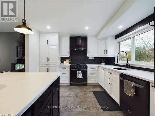 10 Smith Street, Kincardine, ON - Indoor Photo Showing Kitchen With Upgraded Kitchen