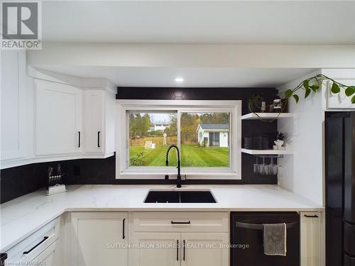 10 Smith Street, Kincardine, ON - Indoor Photo Showing Kitchen