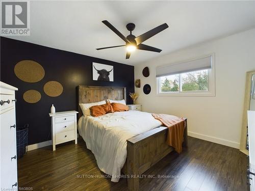 10 Smith Street, Kincardine, ON - Indoor Photo Showing Bedroom