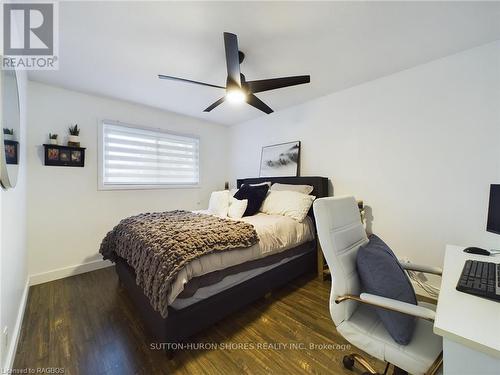 10 Smith Street, Kincardine, ON - Indoor Photo Showing Bedroom