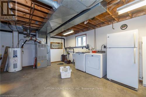 401142 Grey Rd 17, Georgian Bluffs, ON - Indoor Photo Showing Laundry Room