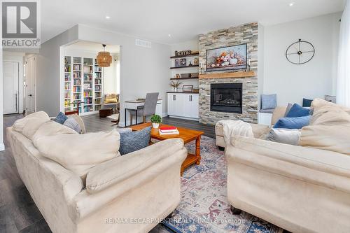 92 Ivy Crescent, Thorold, ON - Indoor Photo Showing Living Room With Fireplace