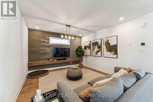 46 Andromeda Road, Ottawa, ON - Indoor Photo Showing Living Room