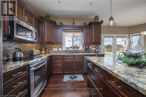 106 Neerhof Lane, Georgian Bluffs, ON - Indoor Photo Showing Kitchen