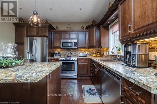 106 Neerhof Lane, Georgian Bluffs, ON - Indoor Photo Showing Kitchen With Double Sink With Upgraded Kitchen