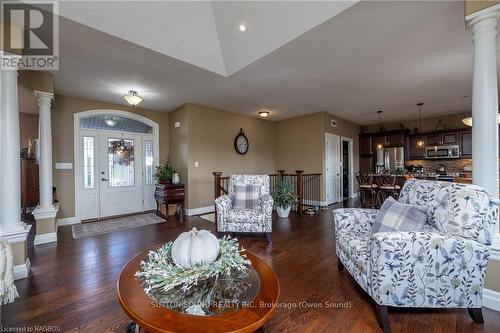 106 Neerhof Lane, Georgian Bluffs, ON - Indoor Photo Showing Living Room