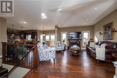 106 Neerhof Lane, Georgian Bluffs, ON - Indoor Photo Showing Living Room