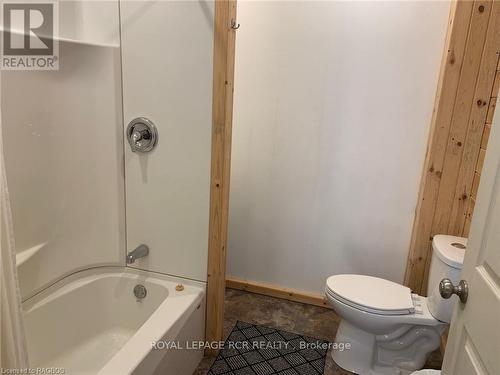 13-17 Zorra Drive, Northern Bruce Peninsula, ON - Indoor Photo Showing Bathroom