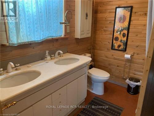 13-17 Zorra Drive, Northern Bruce Peninsula, ON - Indoor Photo Showing Bathroom