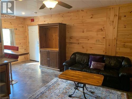 13-17 Zorra Drive, Northern Bruce Peninsula, ON - Indoor Photo Showing Living Room