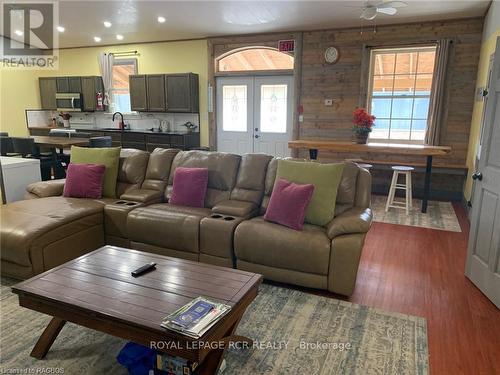 13-17 Zorra Drive, Northern Bruce Peninsula, ON - Indoor Photo Showing Living Room