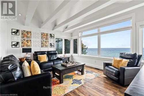 98 North Shore Road, Saugeen Shores, ON - Indoor Photo Showing Living Room