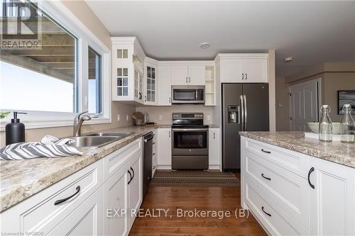 85621 Sideroad 7, Meaford, ON - Indoor Photo Showing Kitchen With Double Sink