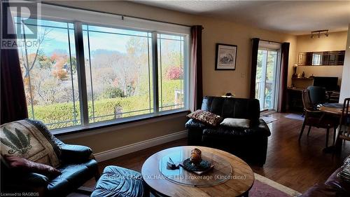 730 Campbell Avenue, Kincardine, ON - Indoor Photo Showing Living Room