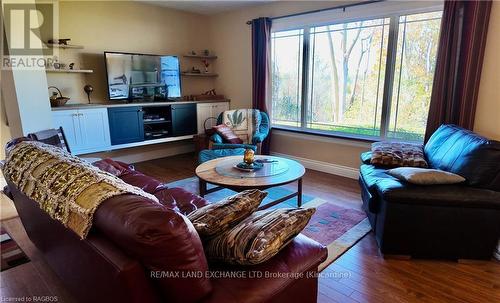 730 Campbell Avenue, Kincardine, ON - Indoor Photo Showing Living Room