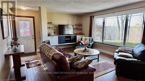 730 Campbell Avenue, Kincardine, ON - Indoor Photo Showing Living Room