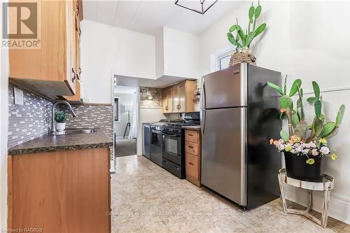 2245 4Th Avenue W, Owen Sound, ON - Indoor Photo Showing Kitchen